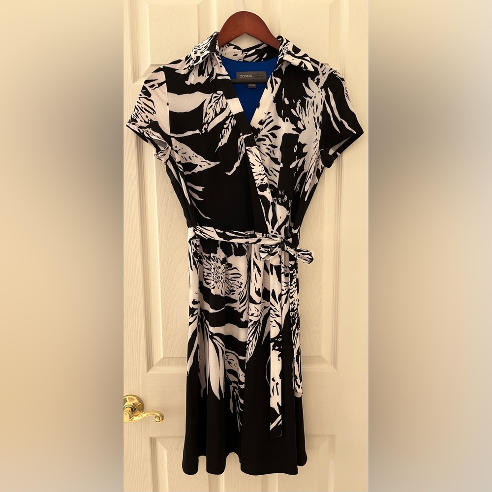 Donna Ricco size 6 black and white floral dress.